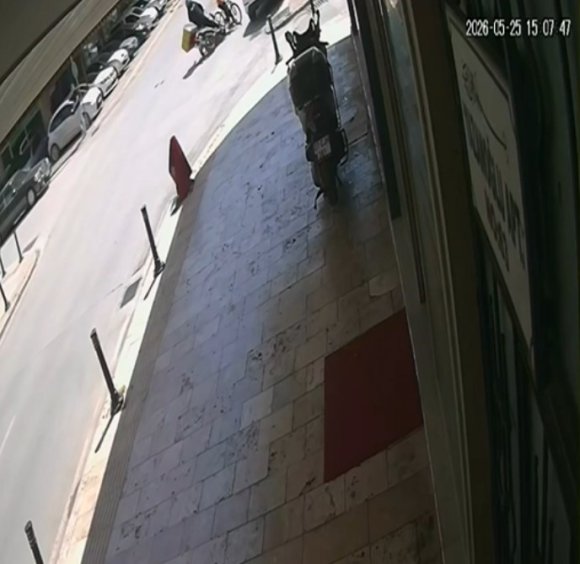 BİSİKLETLİ ÇOCUĞA ÇARPMAMAK İÇİN MOTOSİKLETİNİ DEVİRİP YARALANDI
