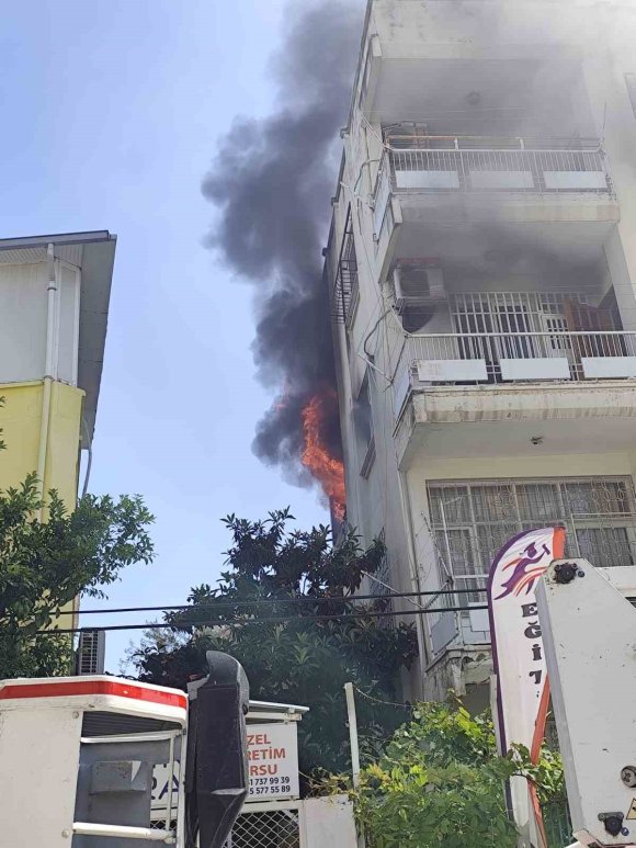 TARSUS’TA APARTMAN DAİRESİNDE YANGIN PANİĞİ