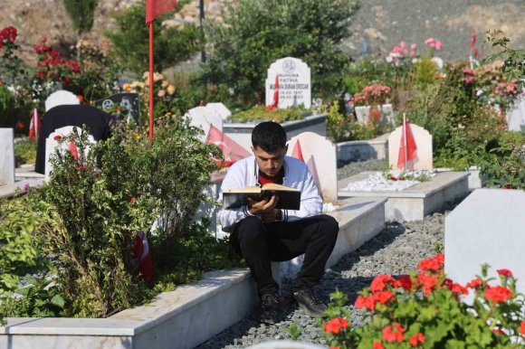 HATAY’DA DEPREM ŞEHİTLİĞİNDE BURUK KURBAN BAYRAMI
