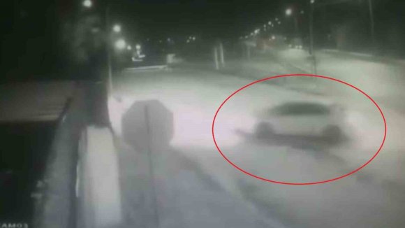 OTOMOBİL BAHÇE DUVARINA ÇARPTI: O ANLAR KAMERADA