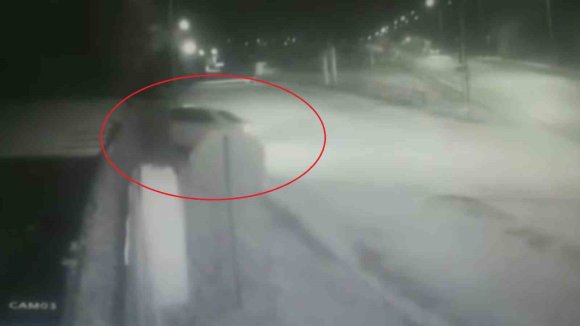 OTOMOBİL BAHÇE DUVARINA ÇARPTI: O ANLAR KAMERADA