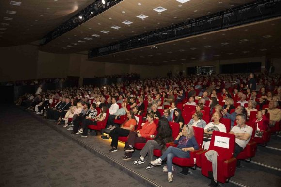 MERSİN’DE ‘NAFTALİN KOKULU ANILAR SANDIĞI’ KONSERİ İZLEYENLERİ GEÇMİŞE GÖTÜRDÜ