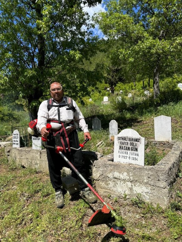 VATANDAŞIN GÖNÜLLÜ MEZARLIK TEMİZLİĞİ TAKDİR TOPLADI