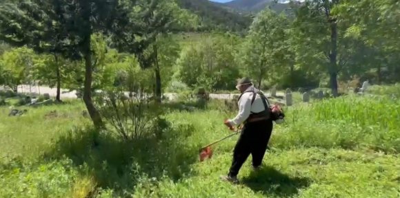 VATANDAŞIN GÖNÜLLÜ MEZARLIK TEMİZLİĞİ TAKDİR TOPLADI