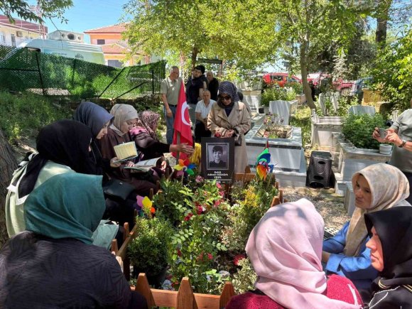 BAYRAMDA EVLATLARININ MEZARI BAŞINDA BULUŞTULAR