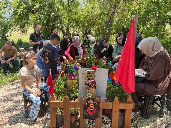 BAYRAMDA EVLATLARININ MEZARI BAŞINDA BULUŞTULAR