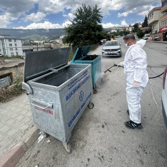 KAHRAMANMARAŞ’TA BAYRAM TEMİZLİĞİ VE İLAÇLAMA ÇALIŞMALARI SÜRÜYOR