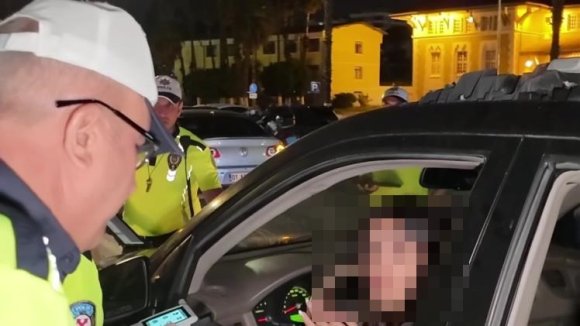 ‘ANKSİYETEM TUTTU’ DİYEREK POLİSTEN KAÇAN SÜRÜCÜ 557 BİN LİRA CEZA YEDİ