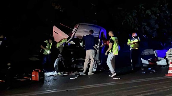 KARAYOLU SAVAŞ ALANINA DÖNDÜ: ZİNCİRLEME KAZADA 4 ÖLÜ, 11 YARALI