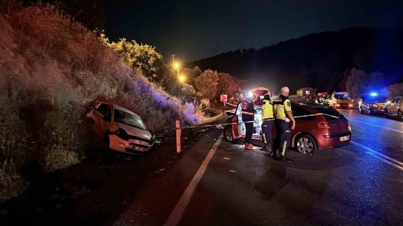 KARAYOLU SAVAŞ ALANINA DÖNDÜ: ZİNCİRLEME KAZADA 4 ÖLÜ, 11 YARALI