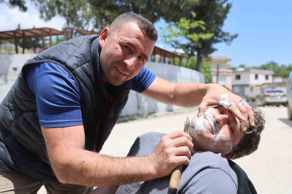 HATAY’DA ÜRETTİĞİ BIÇAKLARIN KESKİNLİĞİ GÖSTERMEK İÇİN İNSANLARI TIRAŞ EDİYOR