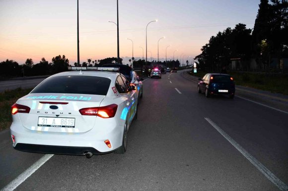 HATAY’DA KONTROLDEN ÇIKAN MOTOSİKLET DEVRİLDİ: 2 ÖLÜ