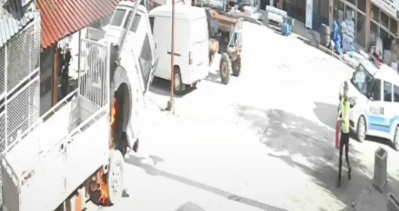 DEVRİYE GÖREVİNDEKİ POLİS MEMURU YANAN KAMYONETE MÜDAHALE EDİP SÖNDÜRDÜ