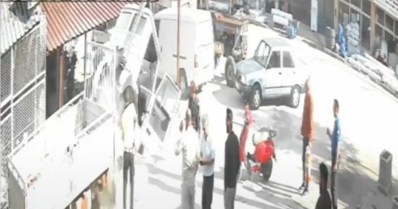 DEVRİYE GÖREVİNDEKİ POLİS MEMURU YANAN KAMYONETE MÜDAHALE EDİP SÖNDÜRDÜ