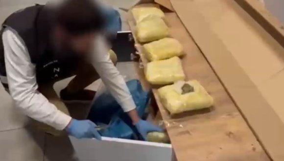 TV ÜNİTESİNDE UYUŞTURUCU GİZLEYİP, KARGOYLA UYUŞTURUCU SEVKİYATINA POLİS ENGELİ