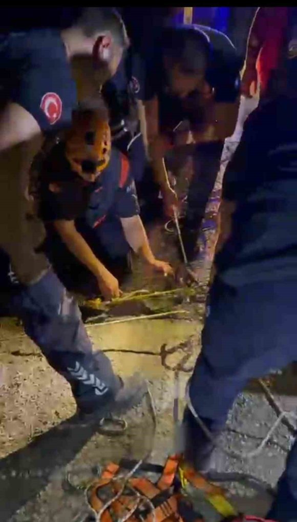 ANTALYA’DA 30 METRELİK UÇURUMDAN DÜŞEN ARAÇTAKİ KİŞİ KURTARILDI