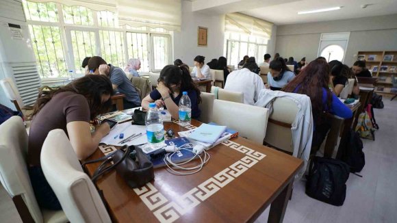 KAHRAMANMARAŞ KÜTÜPHANELERİNDE GENÇLER SINAVA HAZIRLANIYOR