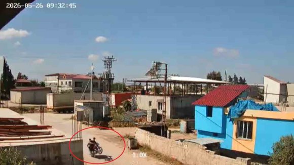 HATAY’DA MOTOSİKLETLE TEK TEKER YAPAN GENÇLERİN DUVARA ÇARPTIĞI ANLAR KAMERADA
