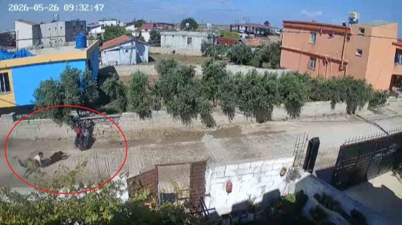 HATAY’DA MOTOSİKLETLE TEK TEKER YAPAN GENÇLERİN DUVARA ÇARPTIĞI ANLAR KAMERADA