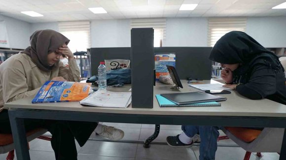 KAHRAMANMARAŞ KÜTÜPHANELERİNDE GENÇLER SINAVA HAZIRLANIYOR