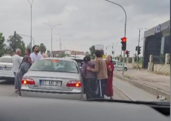 ADANA’DA TRAFİKTE KADINLI ERKEKLİ KAVGA KAMERAYA YANSIDI