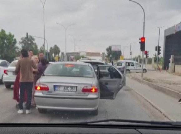 ADANA’DA TRAFİKTE KADINLI ERKEKLİ KAVGA KAMERAYA YANSIDI