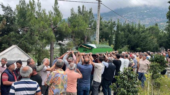 DENİZLİ’DEKİ FACİADA HAYATINI KAYBEDEN HAYRİYE ARIKAN, ALANYA’DA SON YOLCULUĞUNA UĞURLANDI
