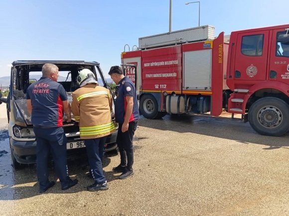 HASSA’DA YANAN MİNİBÜS KULLANILMAZ HALE GELDİ