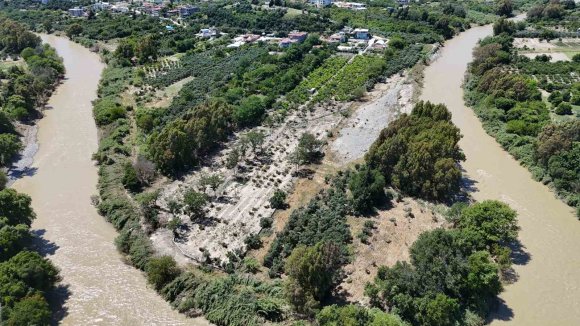 AŞIRI YAĞIŞLARLA DEBİSİ ARTAN ASİ NEHRİ’NDEN GELEN TAŞ YIĞINLARI, ONLARCA TARIM ARAZİSİNE ZARAR VERDİ