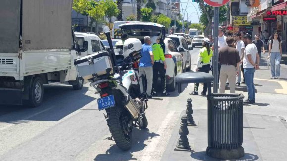HAFİF TİCARİ ARAÇLAR ÇARPIŞTI, KAZA ANI KAMERAYA YANSIDI