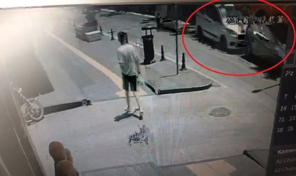 HAFİF TİCARİ ARAÇLAR ÇARPIŞTI, KAZA ANI KAMERAYA YANSIDI