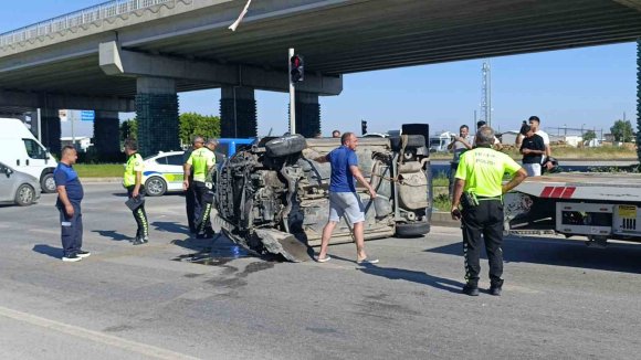 TERS DÖNEN ARAÇTAN BURNU BİLE KANAMADAN ÇIKTI