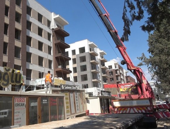 KAHRAMANMARAŞ’TA ESNAFA VERİLEN KONTEYNERLER KALDIRILMAYA BAŞLANDI