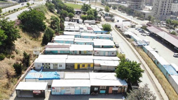 KAHRAMANMARAŞ’TA ESNAFA VERİLEN KONTEYNERLER KALDIRILMAYA BAŞLANDI