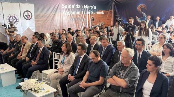 SALDA GÖLÜ KIYISINDA BİLİM ŞÖLENİ: ÖĞRENCİLER VE BİLİM İNSANLARI BİR ARAYA GELDİ