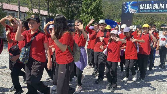 SALDA GÖLÜ KIYISINDA BİLİM ŞÖLENİ: ÖĞRENCİLER VE BİLİM İNSANLARI BİR ARAYA GELDİ