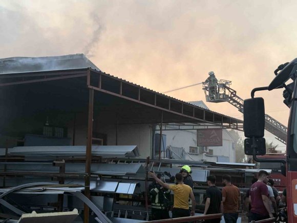TARSUS’TA ATÖLYEDE ÇIKAN YANGIN KORKUTTU