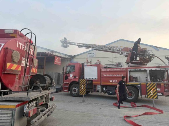 TARSUS’TA ATÖLYEDE ÇIKAN YANGIN KORKUTTU