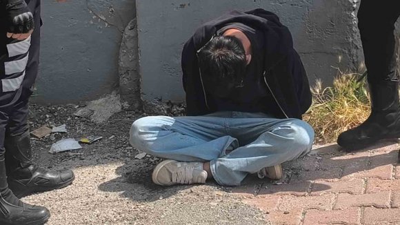 POLİSİ GÖRÜNCE KAÇMAK İSTEDİ, 34 DOSYADAN 23 YIL HAPİS CEZASI İLE ARANDIĞI ORTAYA ÇIKTI
