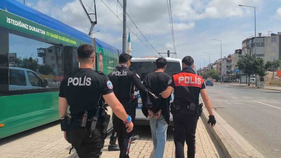 POLİSİ GÖRÜNCE KAÇMAK İSTEDİ, 34 DOSYADAN 23 YIL HAPİS CEZASI İLE ARANDIĞI ORTAYA ÇIKTI