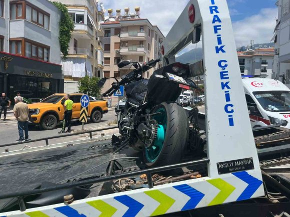 ALANYA’DA MOTOSİKLET İLE OTOMOBİL ÇARPIŞTI: 1 YARALI