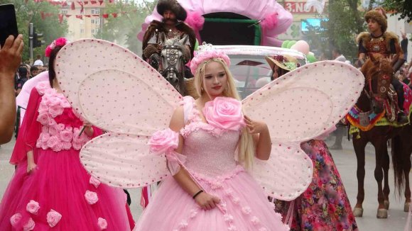 ISPARTA’DA ULUSLARARASI GÜL FESTİVALİ COŞKUSU: BİNLERCE KİŞİ KORTEJDE BULUŞTU