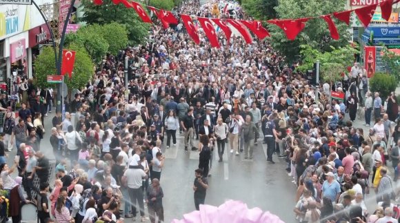 ISPARTA’DA ULUSLARARASI GÜL FESTİVALİ COŞKUSU: BİNLERCE KİŞİ KORTEJDE BULUŞTU