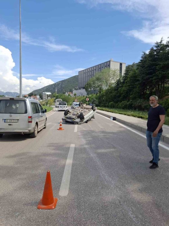EĞİRDİR’DE TAKLA ATAN OTOMOBİLİN SÜRÜCÜSÜ YARALANDI