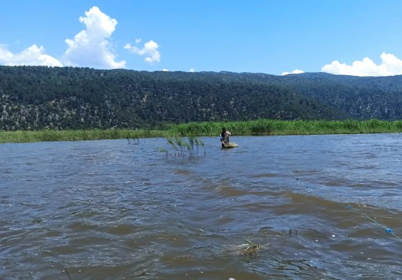 KOVADA GÖLÜ’NDE DRONLU DENETİMDE 200 METRELİK KAÇAK AĞ ELE GEÇİRİLDİ