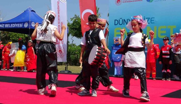MERSİN’DE ATIKLAR TASARIMA DÖNÜŞTÜ, ÇOCUKLAR PODYUMA ÇIKTI