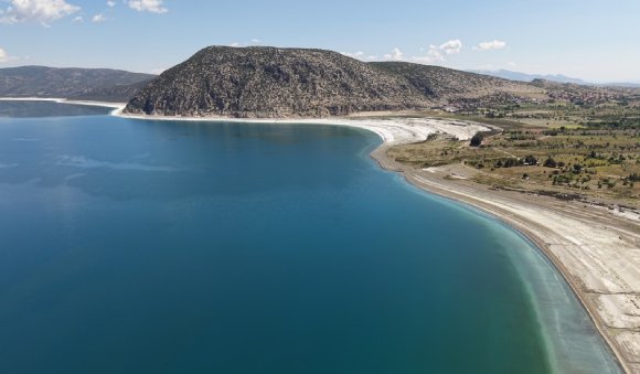 YEŞİLİN VE MAVİNİN BULUŞTUĞU SALDA GÖLÜ YENİ SEZONA HAZIR