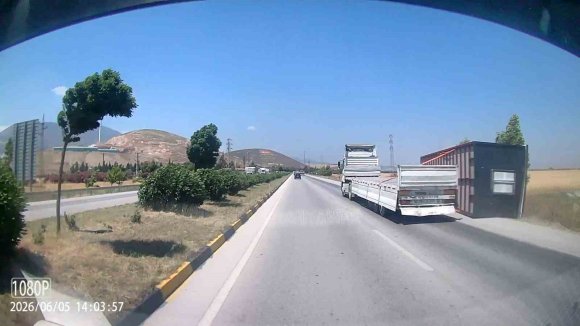 FIRTINANIN, TIRDA TAŞINAN KONTEYNERİ UÇURDUĞU ANLAR KAMERADA