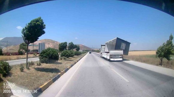 FIRTINANIN, TIRDA TAŞINAN KONTEYNERİ UÇURDUĞU ANLAR KAMERADA