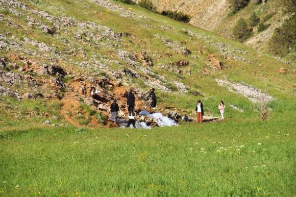 KAYALARIN ARASINDAN FIŞKIRAN SU GÖRENLERİ HAYRAN BIRAKIYOR